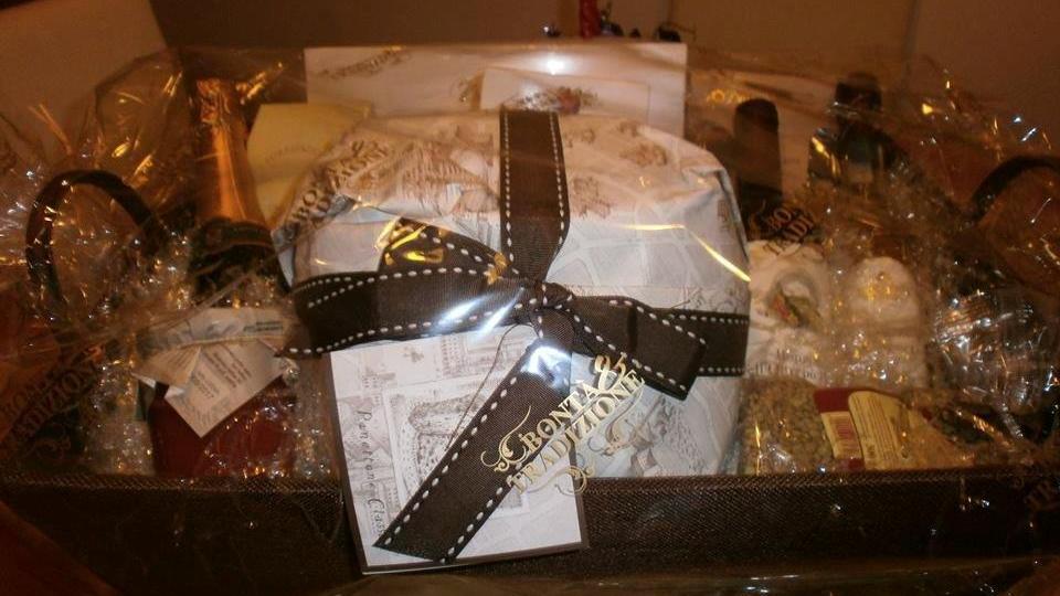 La cesta di Natale donata dal cinese alla vicina di casa