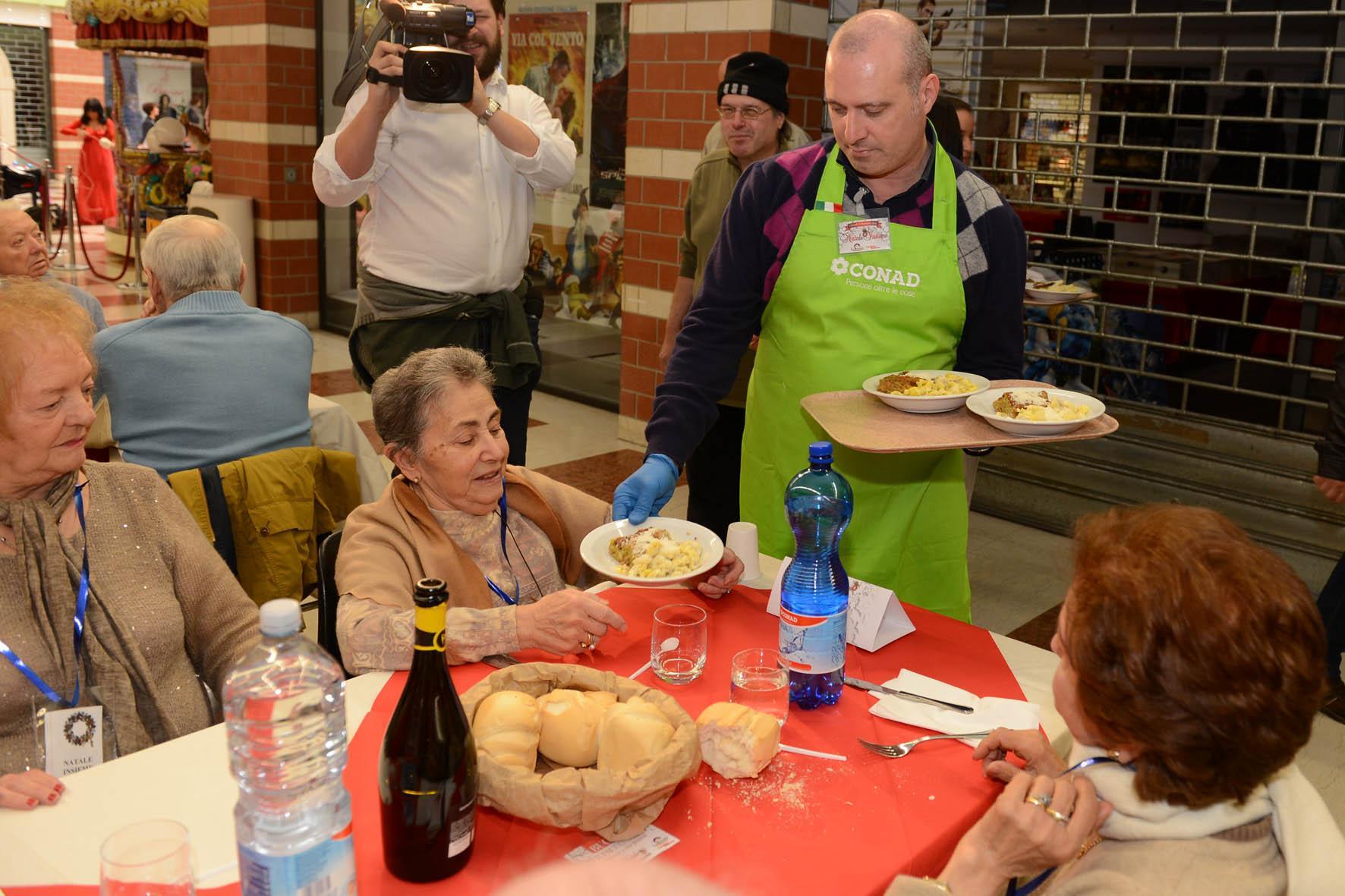 Bonaccini, presidente-cameriere al pranzo degli anziani