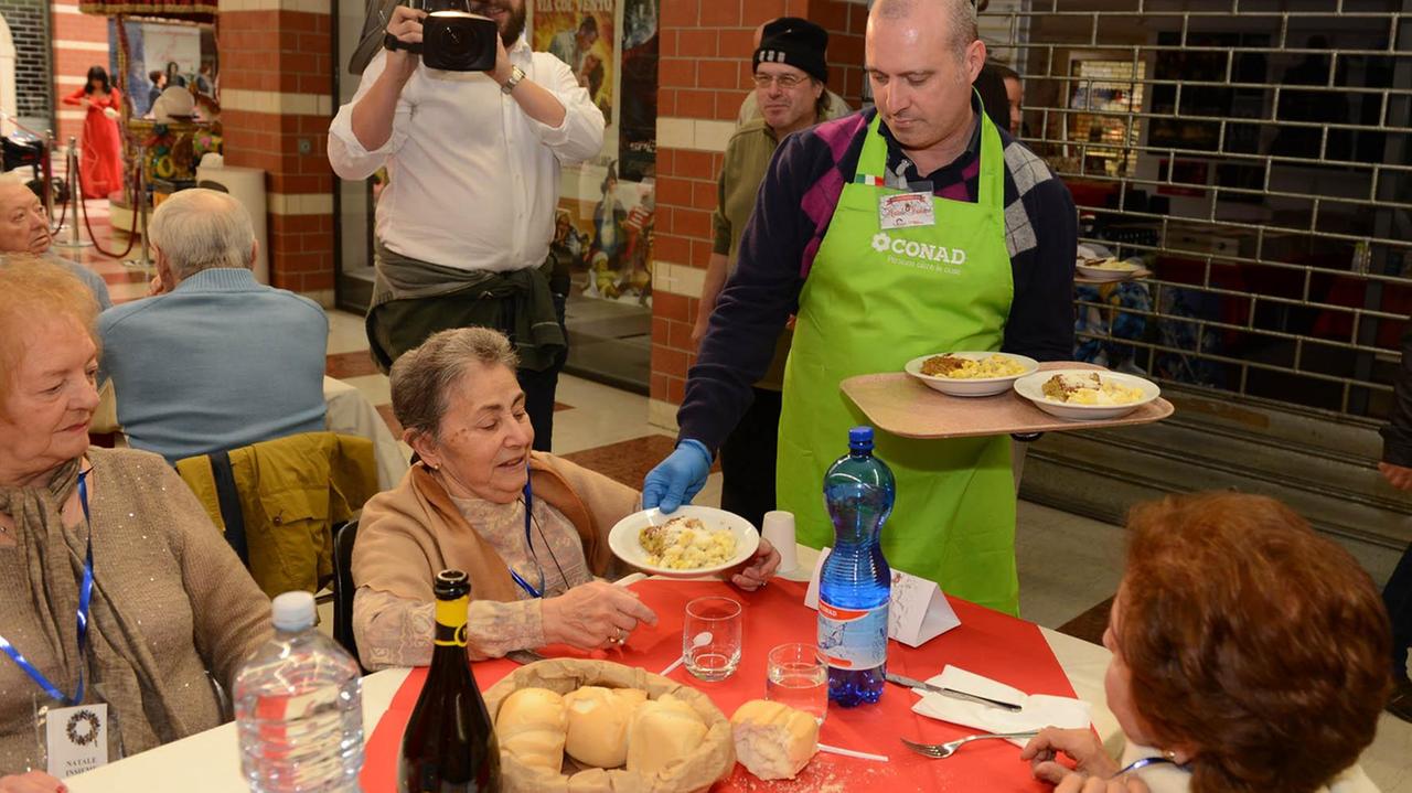 Bonaccini, presidente-cameriere al pranzo degli anziani