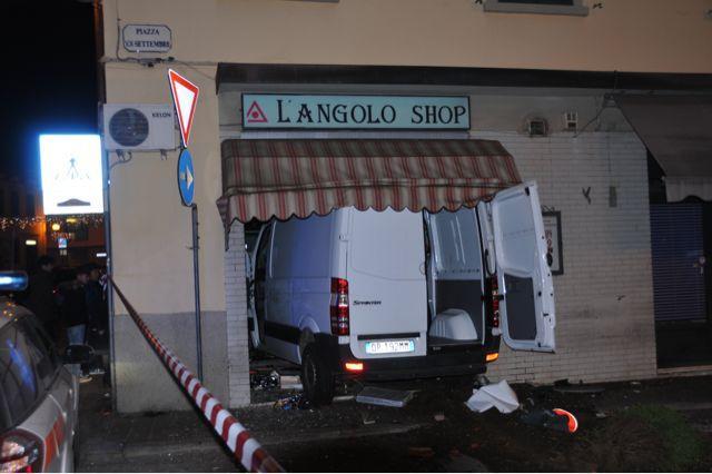 Furgone sfonda la vetrina di un negozio