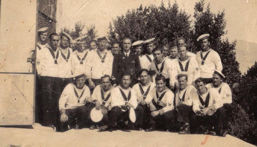 Gruppo di commilitoni in posa in uno scatto degli anni Trenta