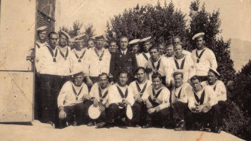 Gruppo di commilitoni in posa in uno scatto degli anni Trenta