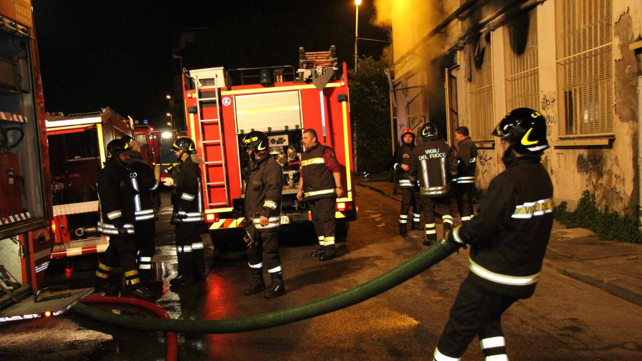 I vigili del fuoco in azione in via Chiesa