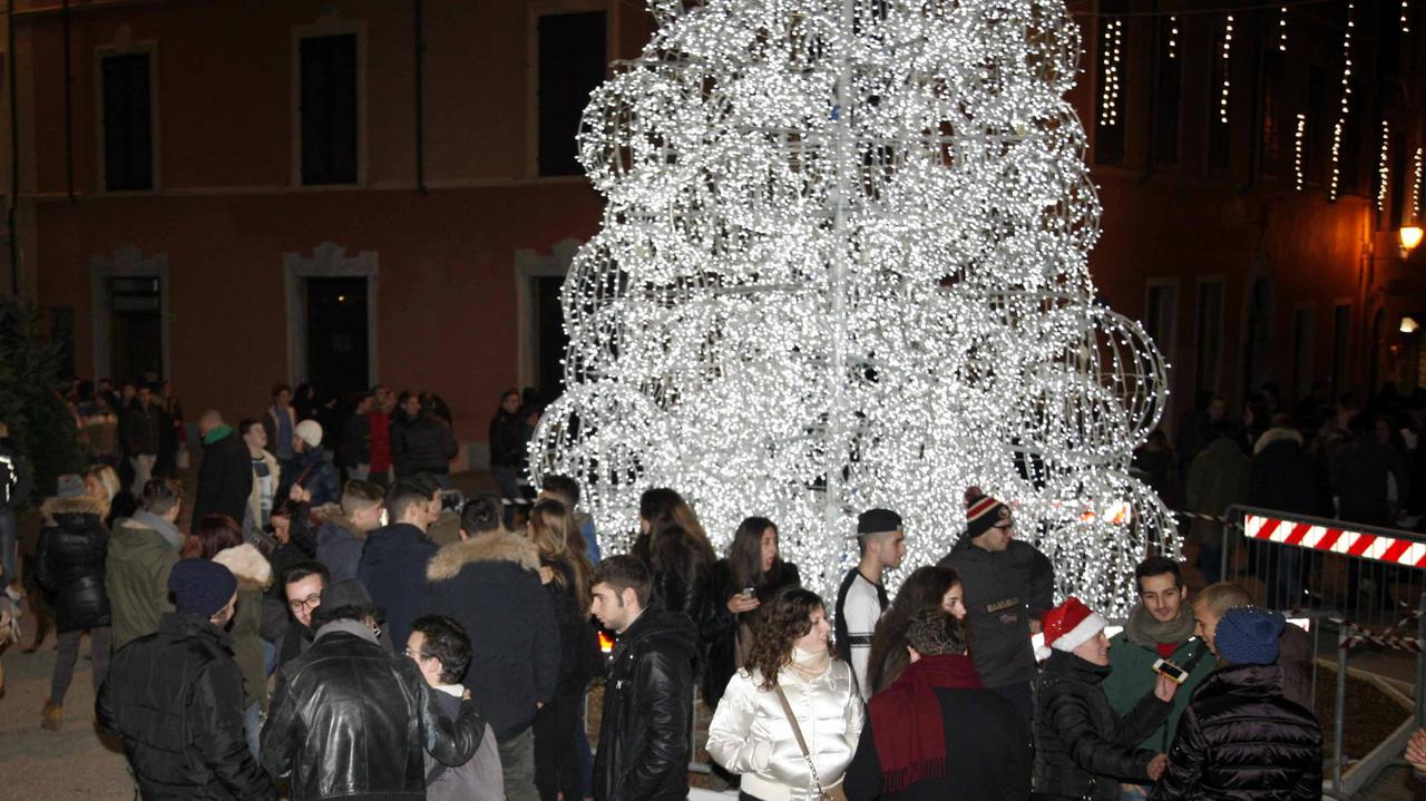 Camel Ponce in centro a Pietrasanta