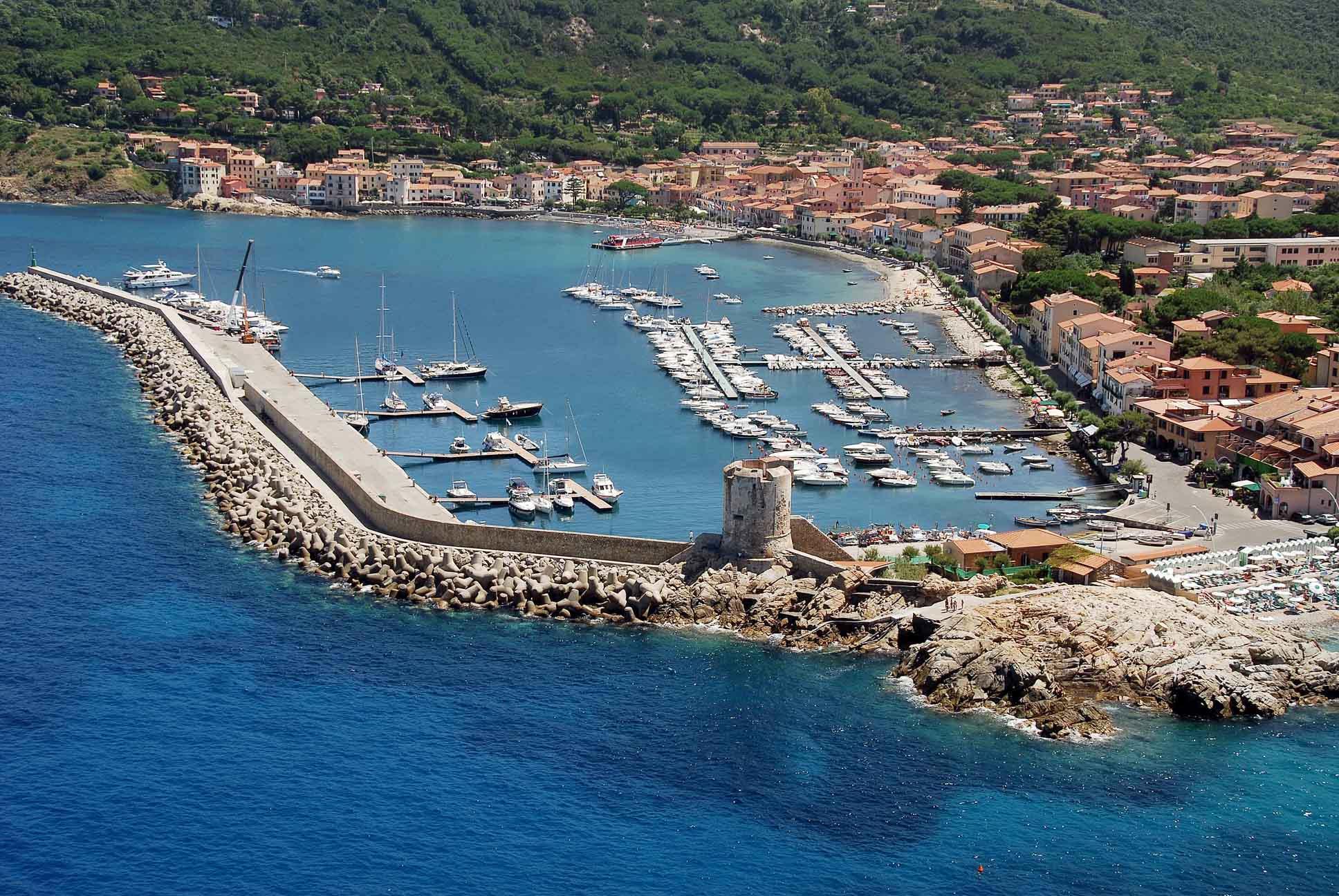 Una veduta del porto di Marciana Marina (foto di Giò Di Stefano)