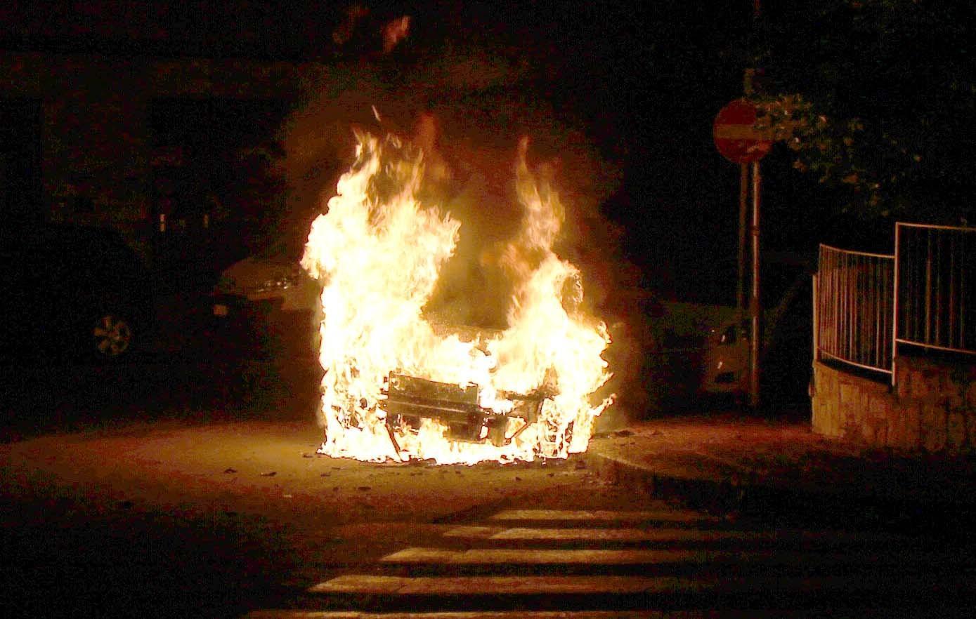 Un'auto in fiamme in una foto d'archivio