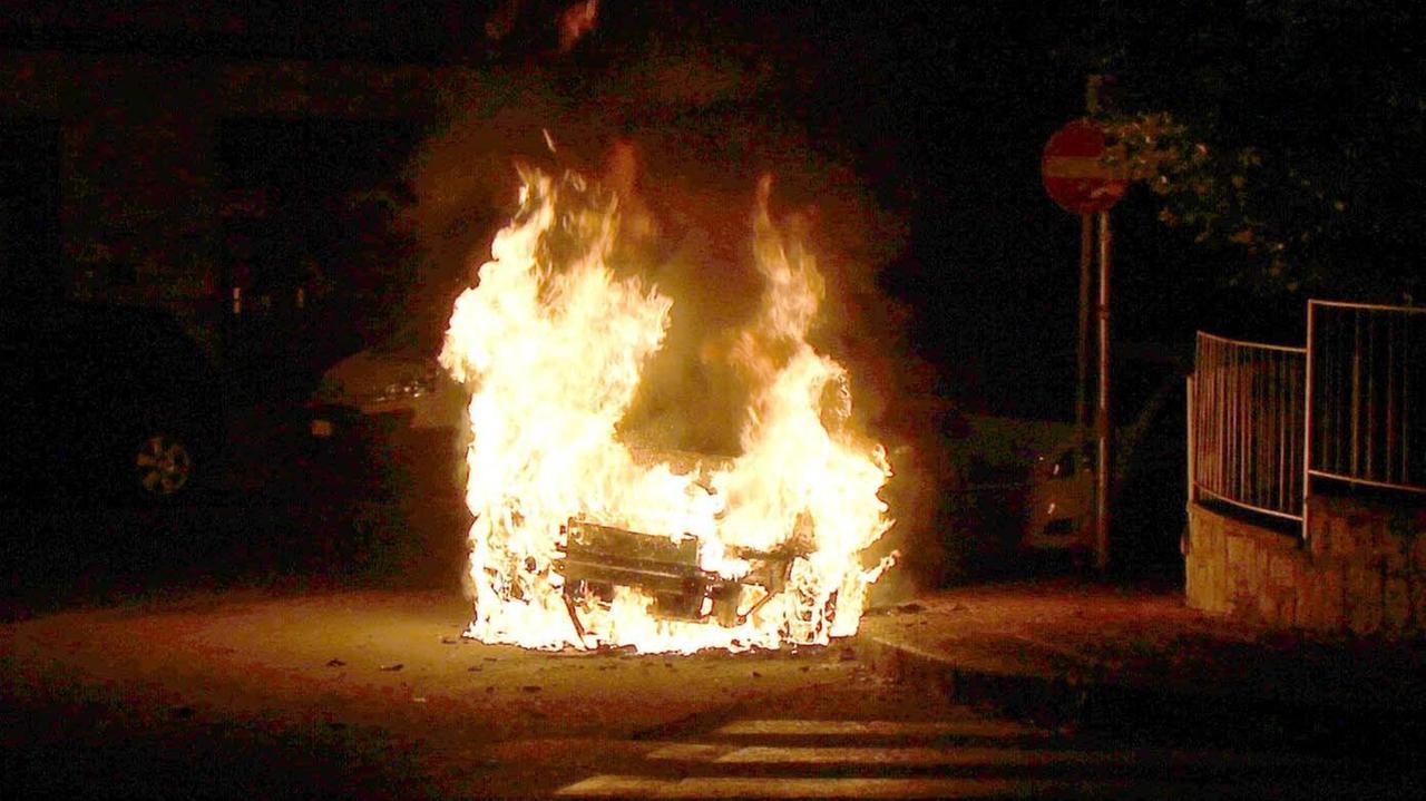 Un'auto in fiamme in una foto d'archivio