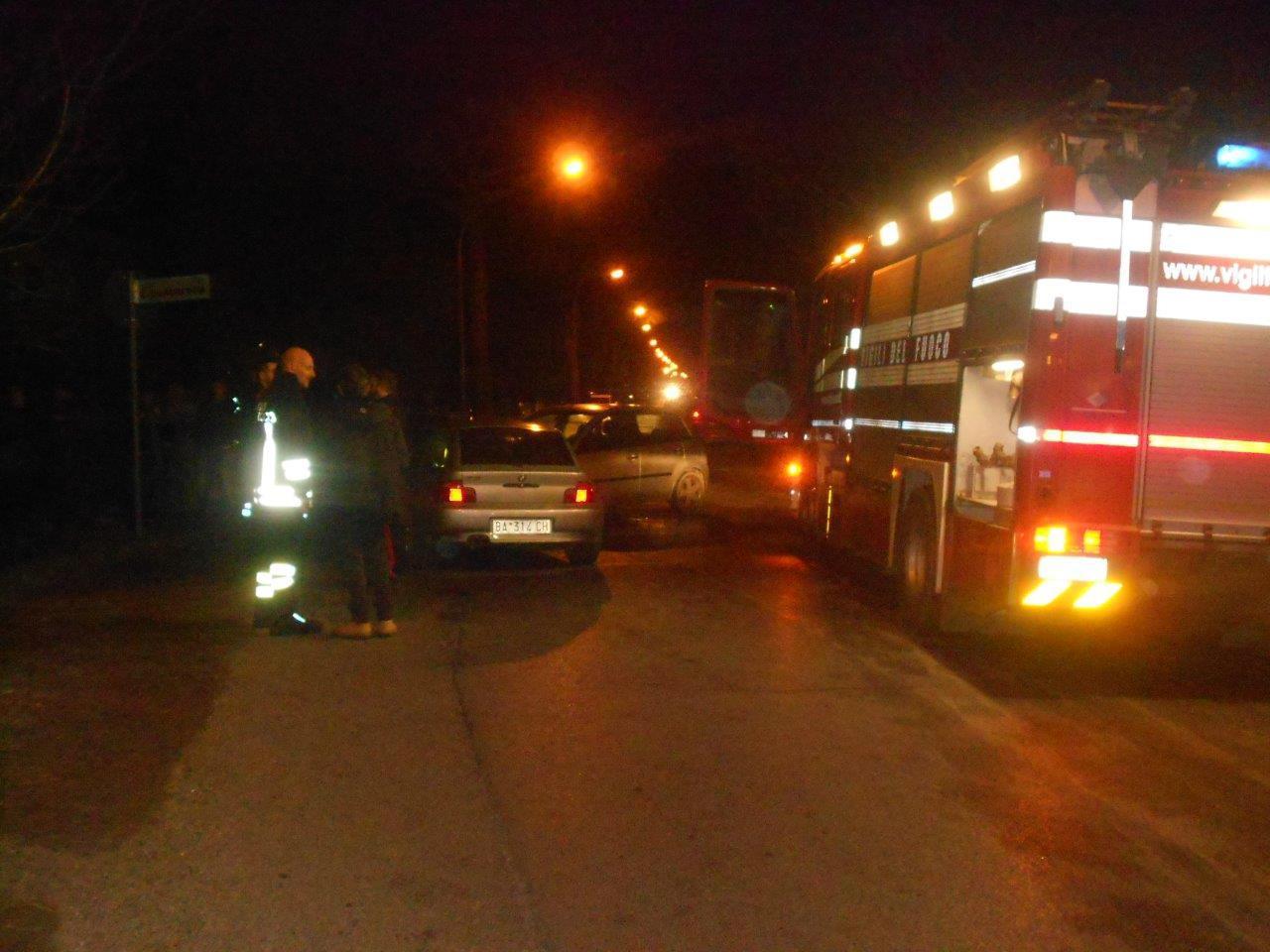 Le auto coinvolte nell'incidente e i vigili del fuoco sulla Calcesana
