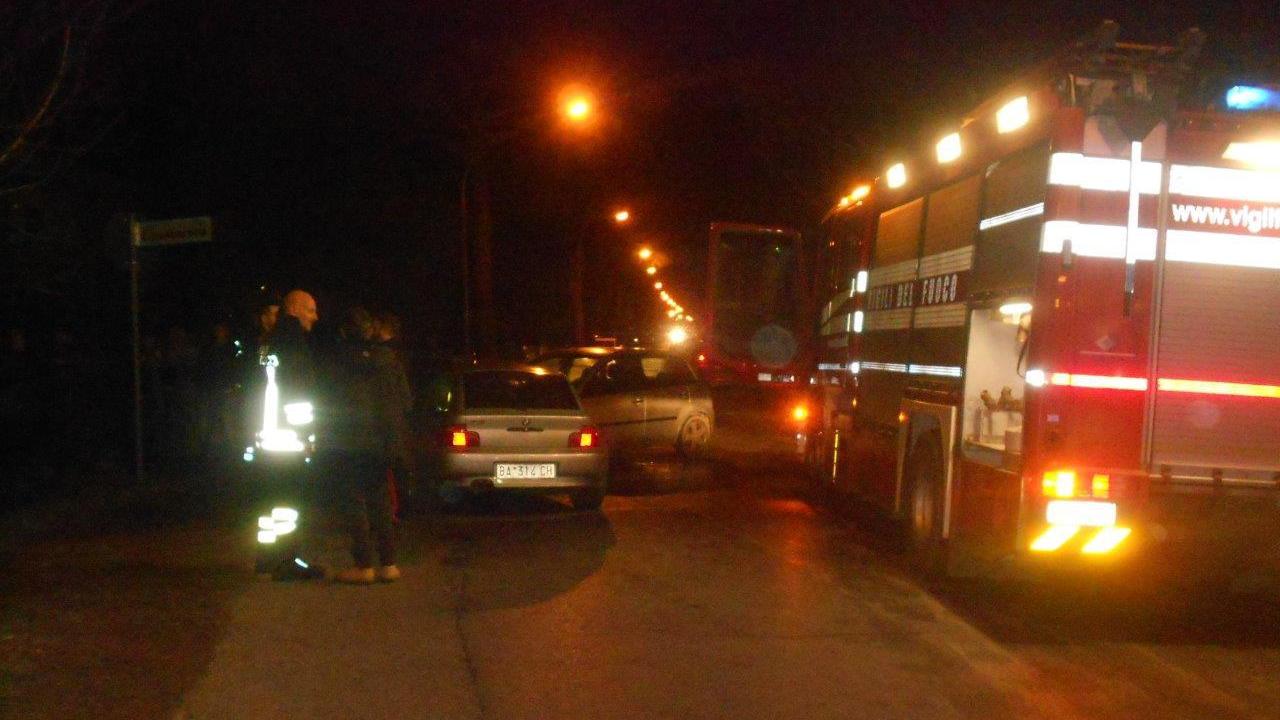 Le auto coinvolte nell'incidente e i vigili del fuoco sulla Calcesana