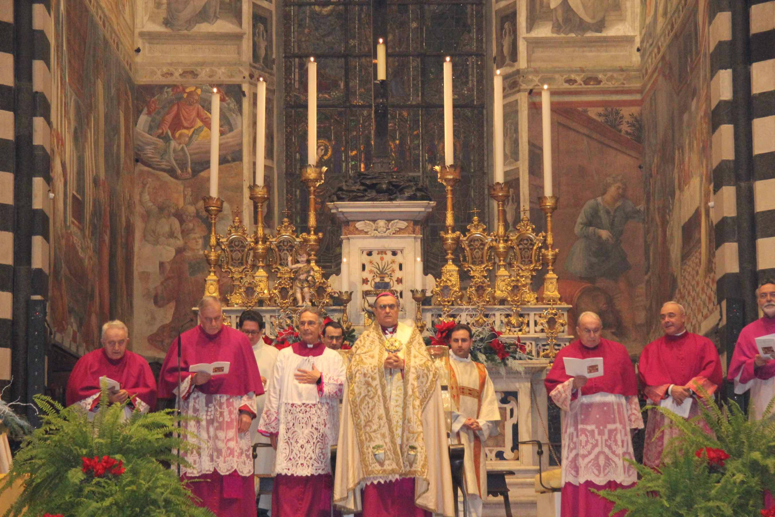 Il vescovo Agostinelli durante la messa in duomo