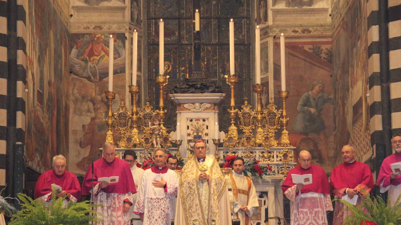 Il vescovo Agostinelli durante la messa in duomo