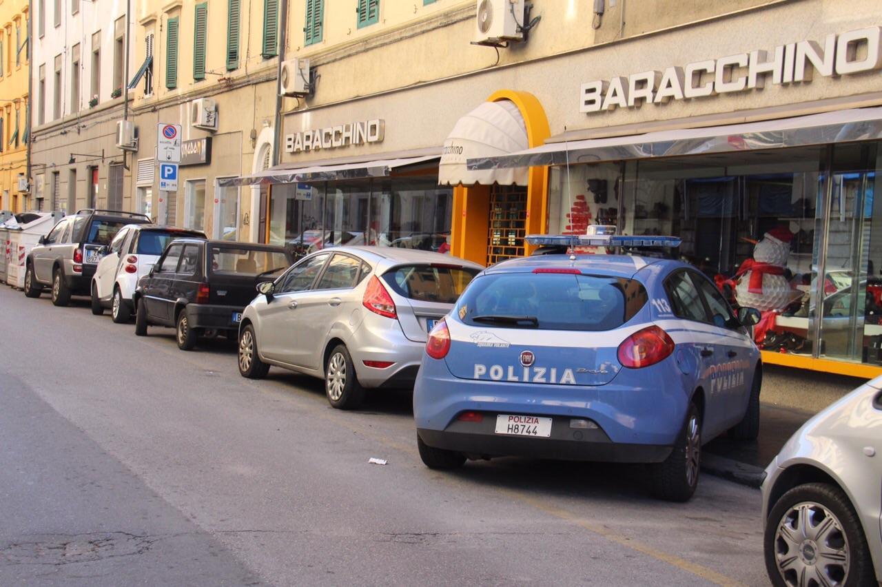 I rilievi della polizia in via Mentana (Marzi/Pentafoto)