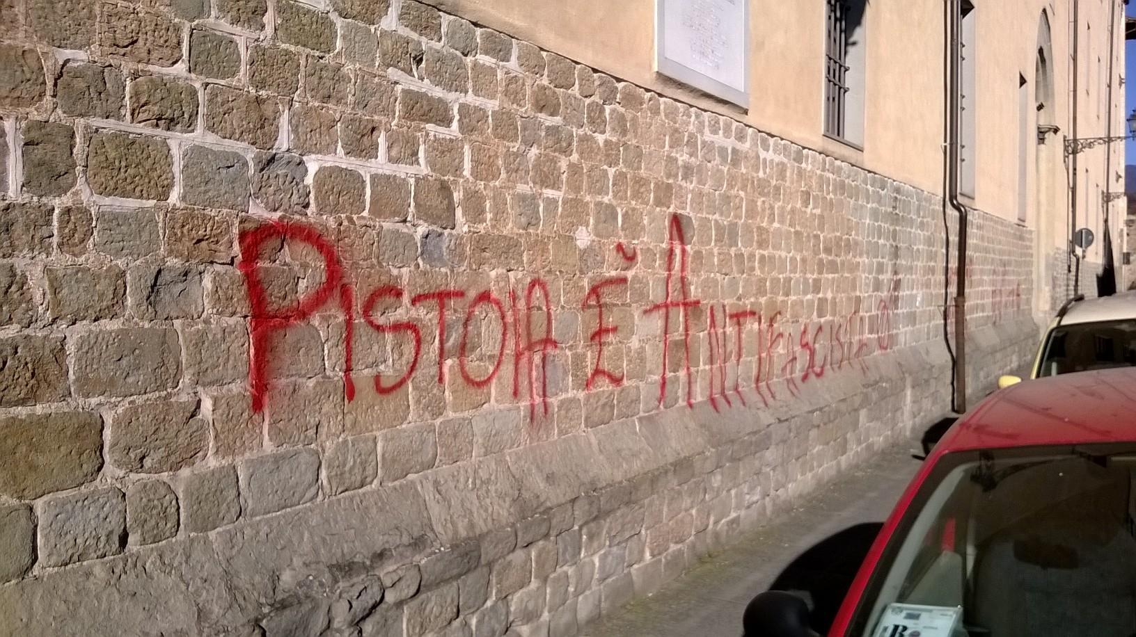 Las chiesa di San Lorenzo deturpata con le scritte antifasciste