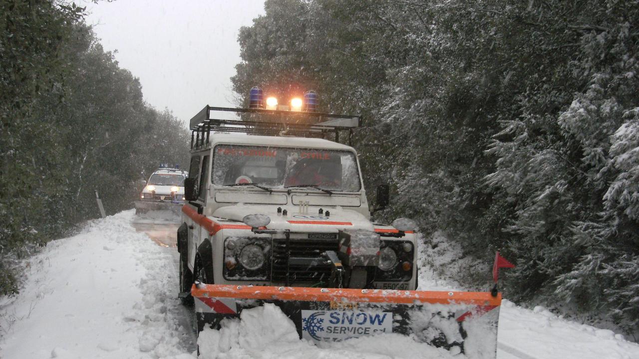 Neve sugli Appennini, mareggiate sulla costa