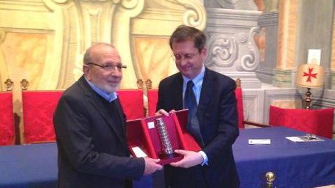 Giampiero Lucchesi riceve la Torre d'Argento dal sindaco Filippeschi