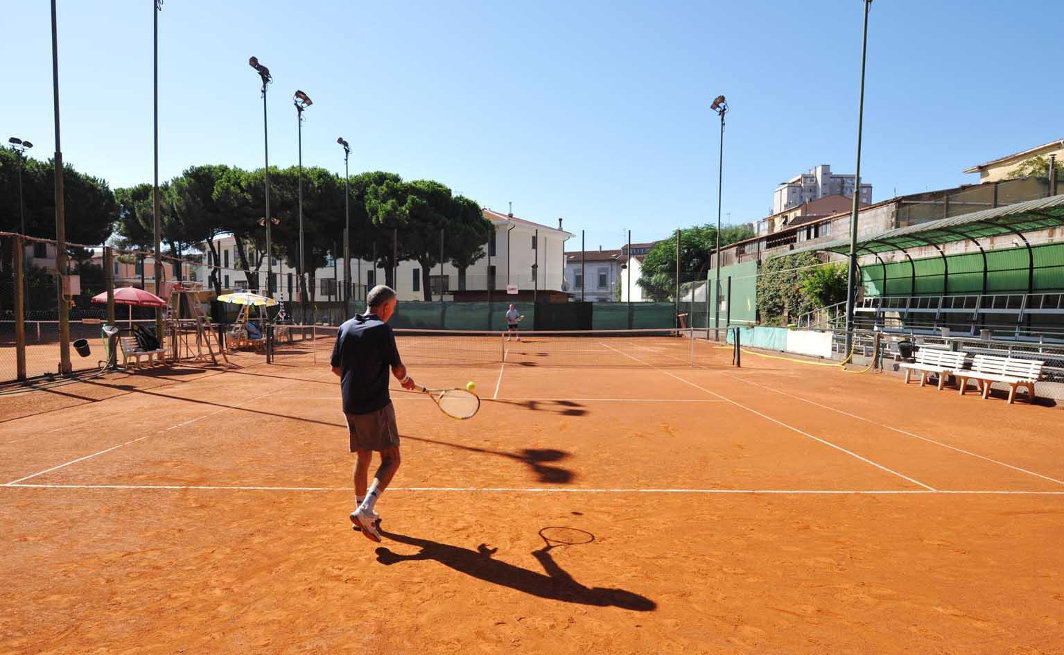 Il campo in tera rossa del Tennis club Piombino (foto PaBar)