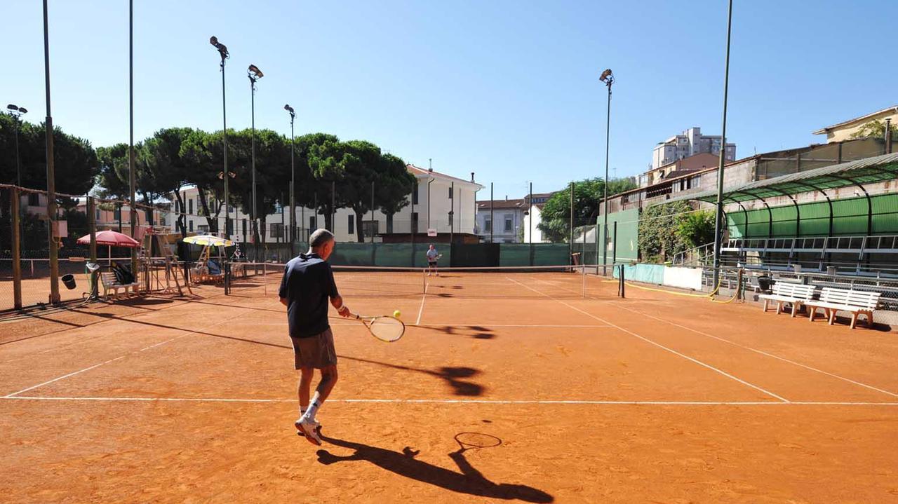 Il campo in tera rossa del Tennis club Piombino (foto PaBar)