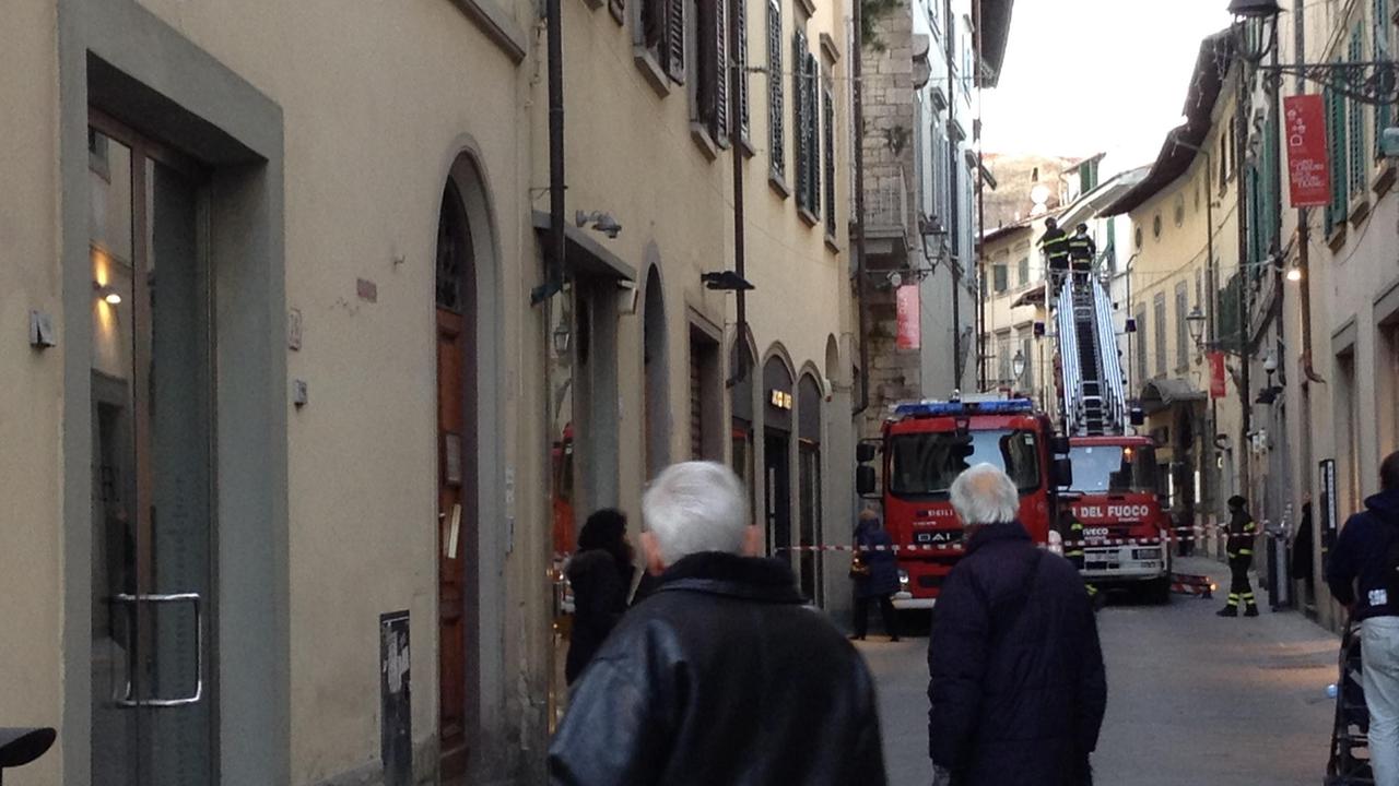 Via Garibaldi chiusa per l'intervento dei vigili del fuoco