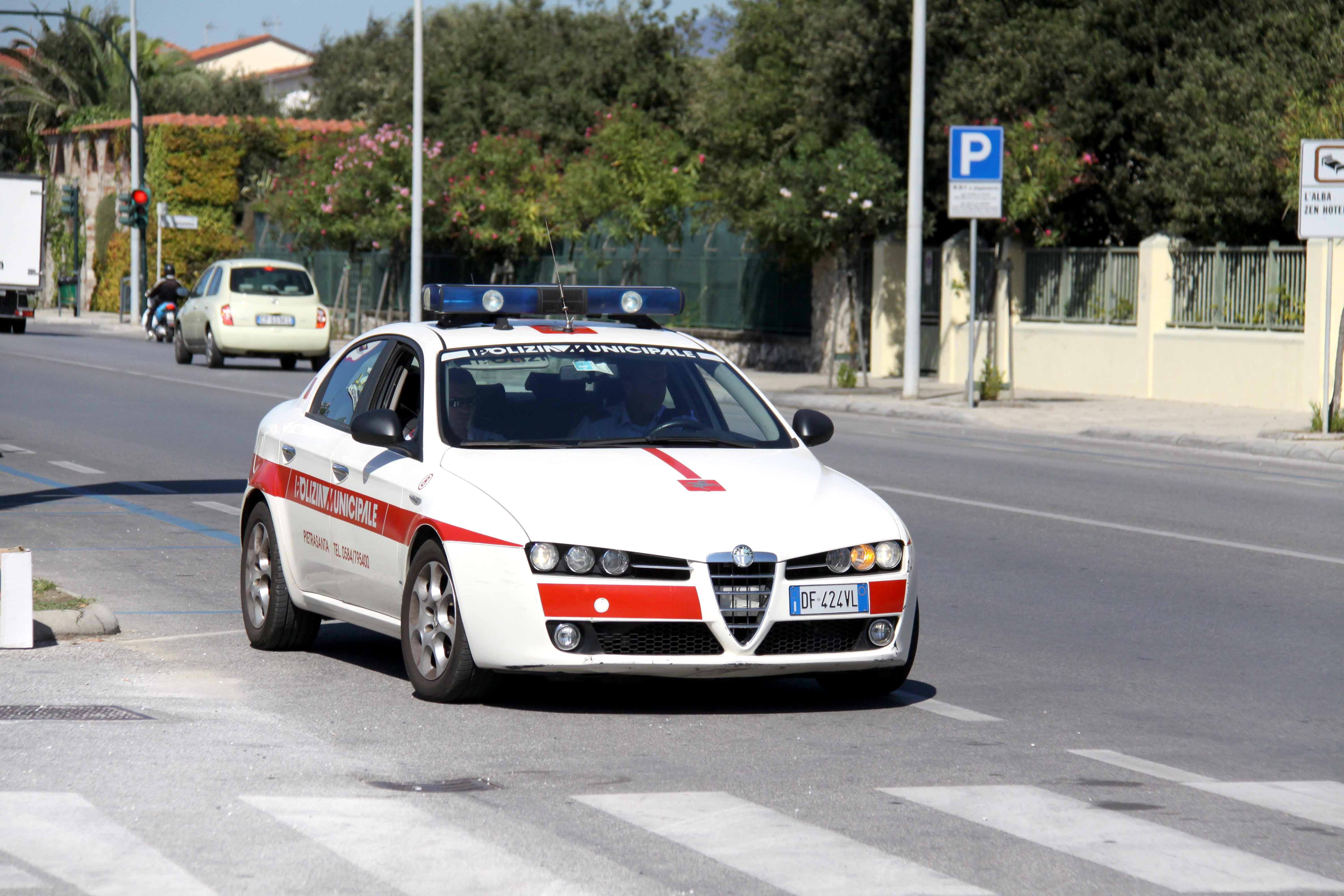 Una pattuglia della polizia municipale di PIetrasanta