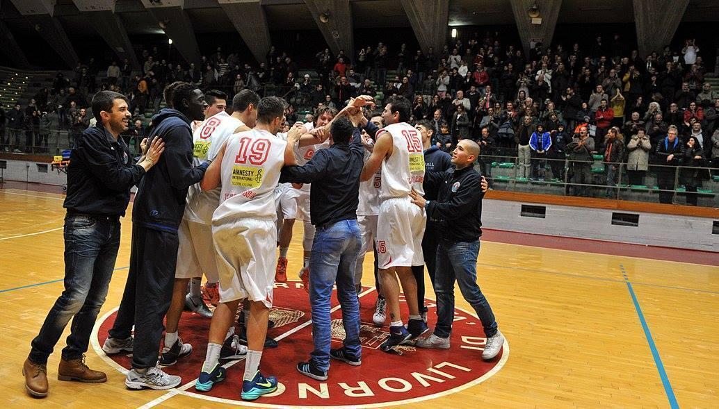 La Cfg Don Bosco al centro del campo dopo una vittoria