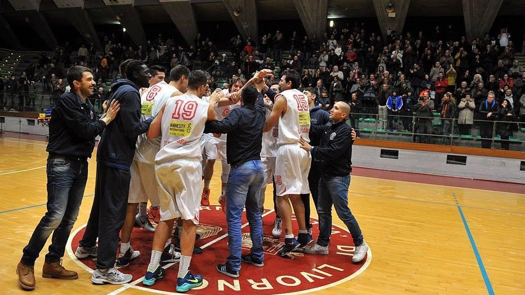 La Cfg Don Bosco al centro del campo dopo una vittoria