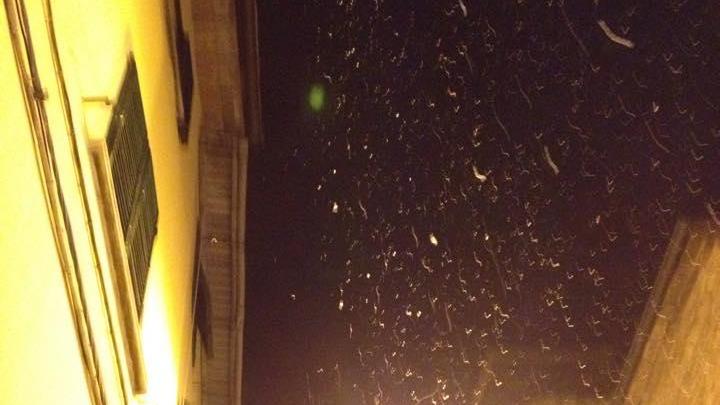 La neve artificiale fatta cadere su via dei Fabbri a Pistoia
