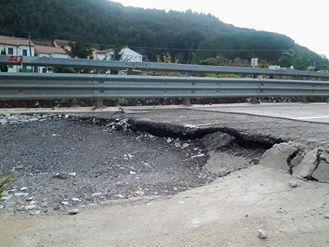 Il cedimento sulla strada provinciale