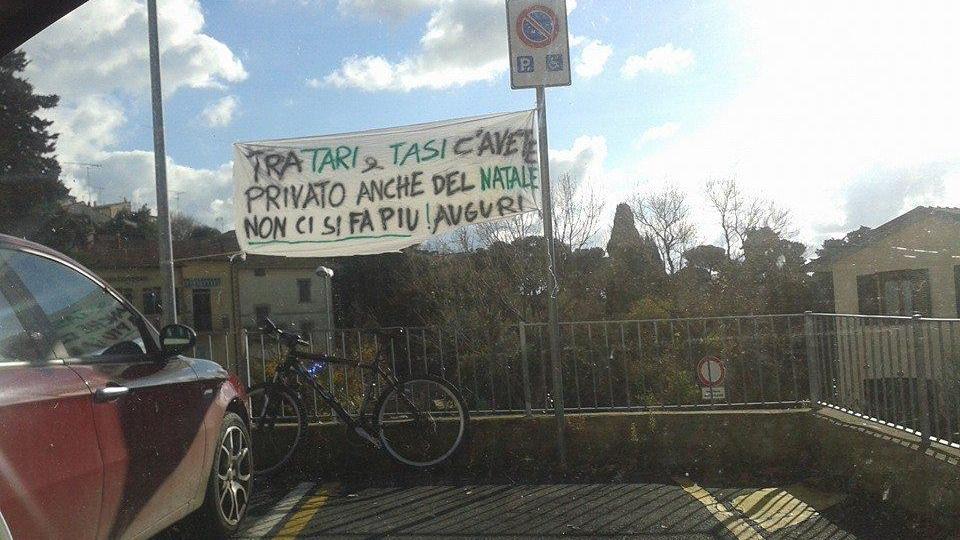 Lo striscione sistemato davanti all'ex sede del comune di Rosignano