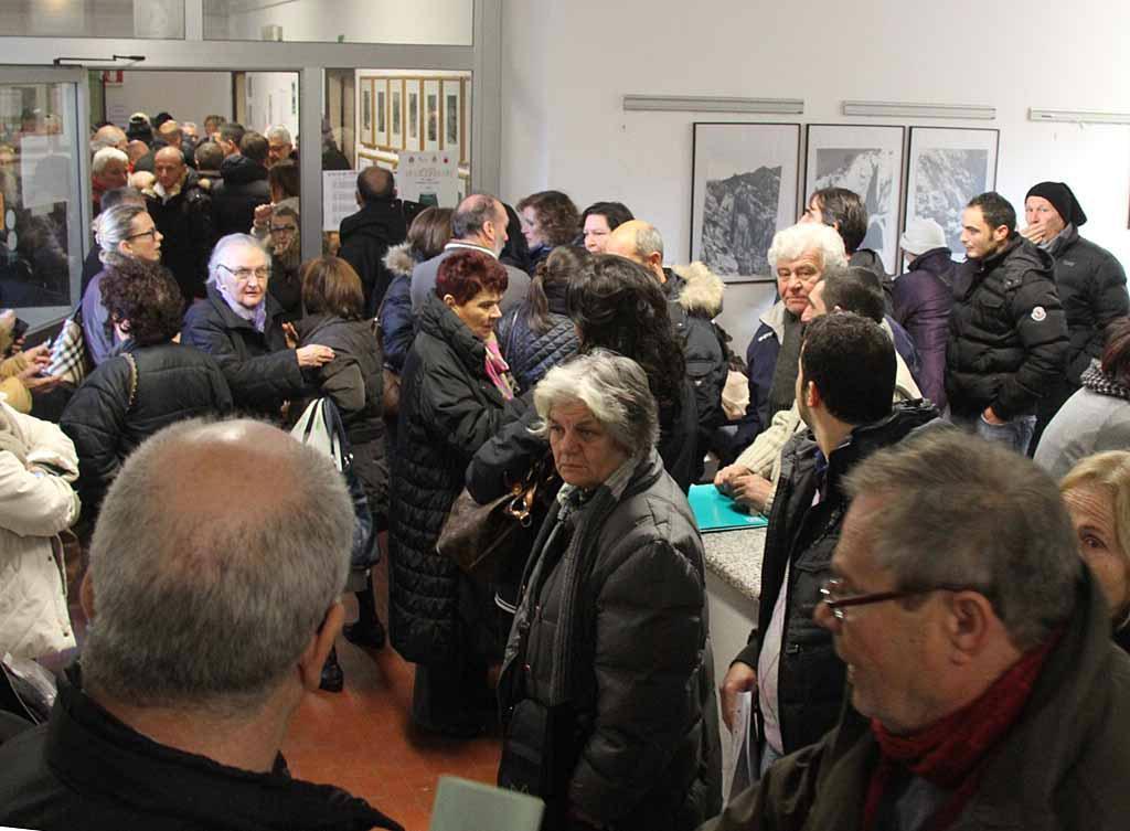 In fila alla Master per pagare i tributi