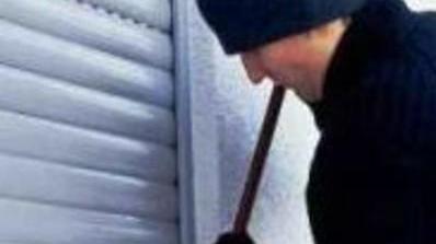 Furto in casa, rubata una pistola