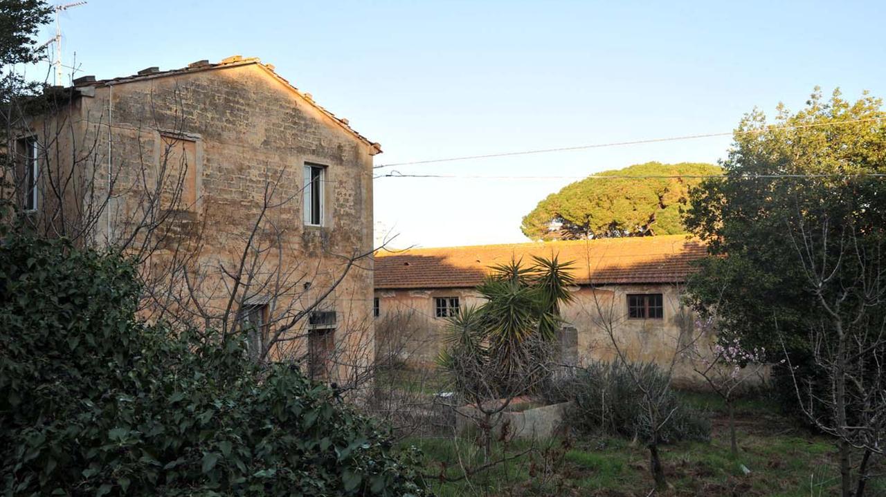 Uno scorcio della tenuta, con alcune delle costruzioni che saranno recuperate (foto PaBar)