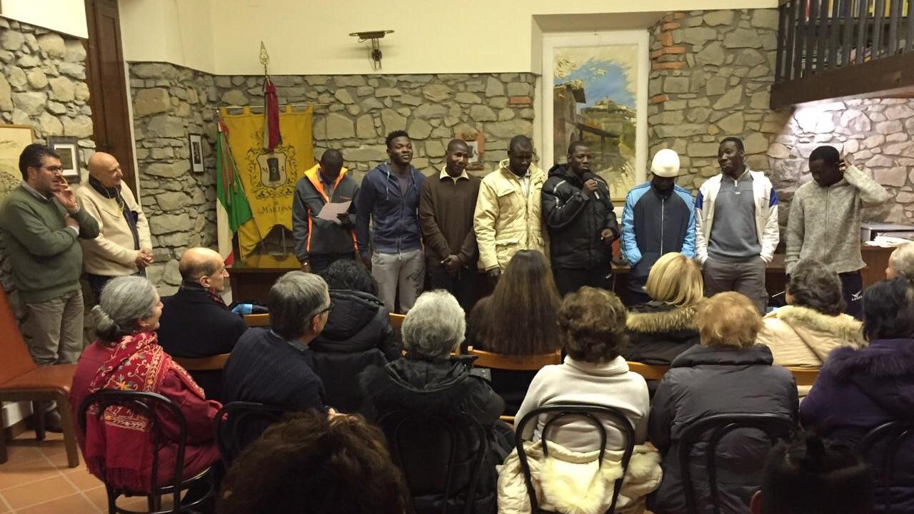 Un momento della presentazione della mostra con i migranti a Marliana