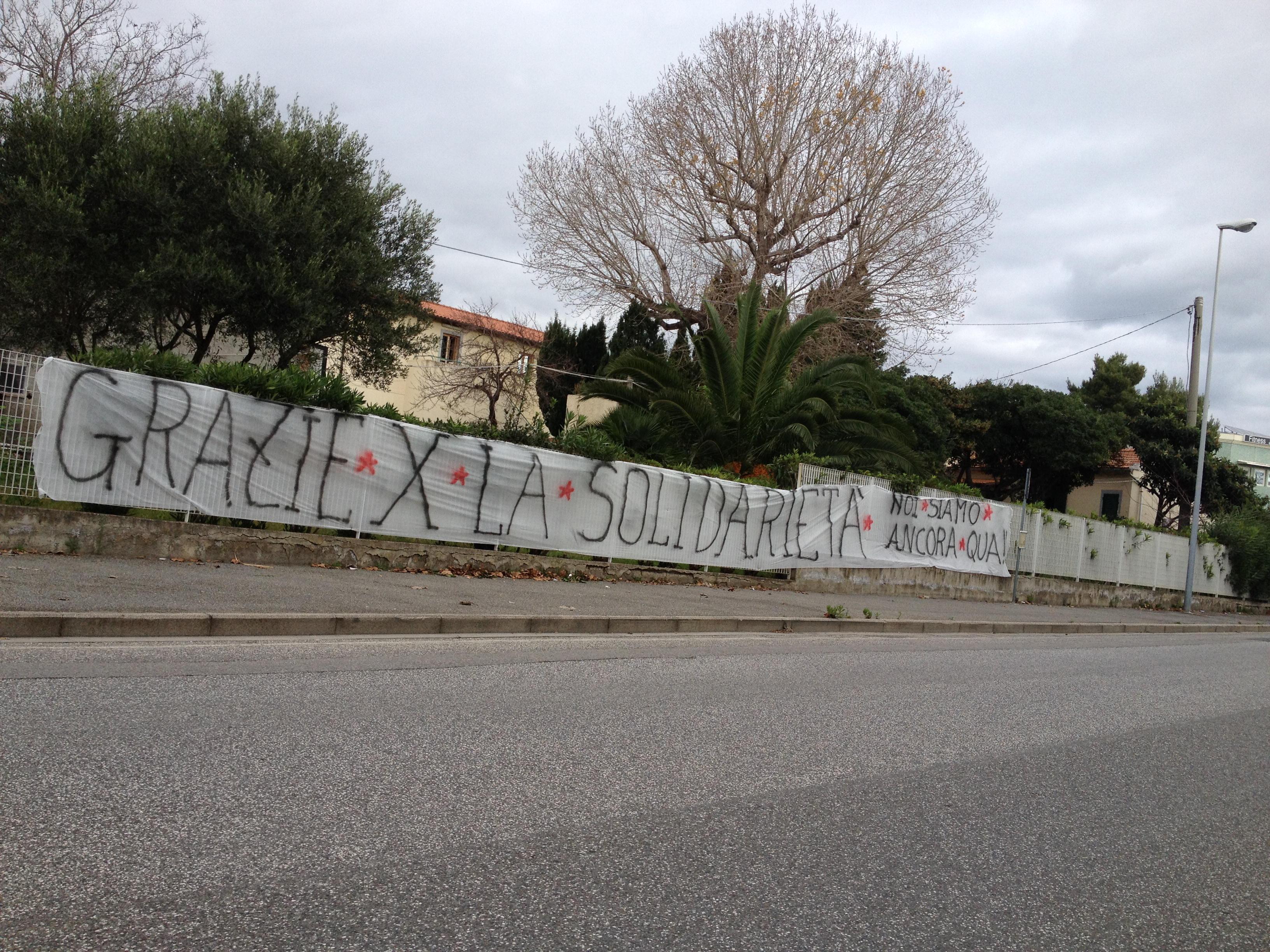 Lo striscione esposto fuori dal centro I Salci