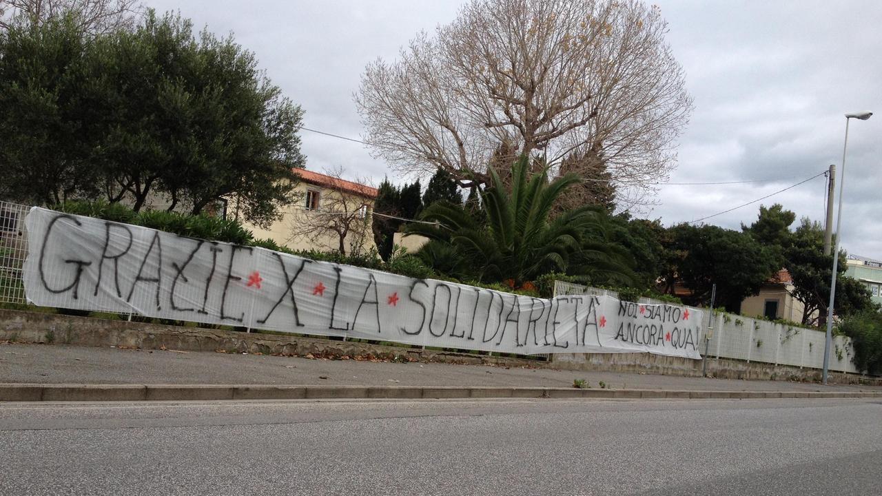 Lo striscione esposto fuori dal centro I Salci