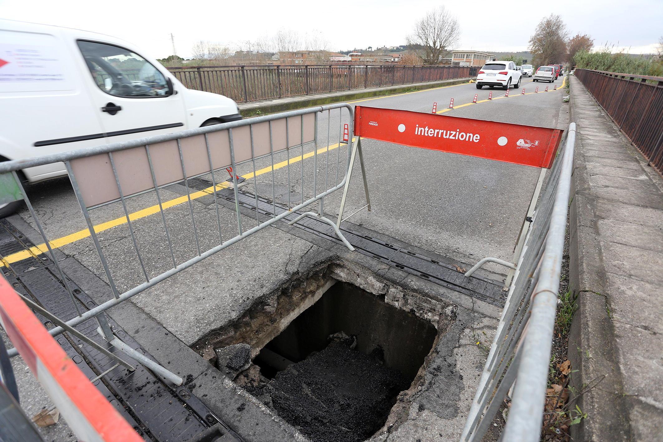 La buca che si è aperta sul ponte di Marcignana