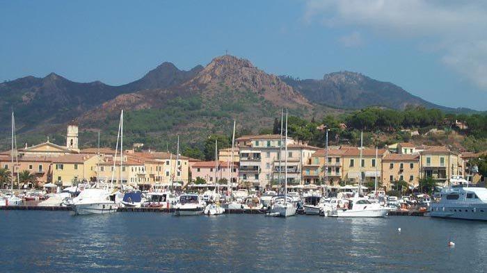 L'approdo turistico di Porto Azzurro