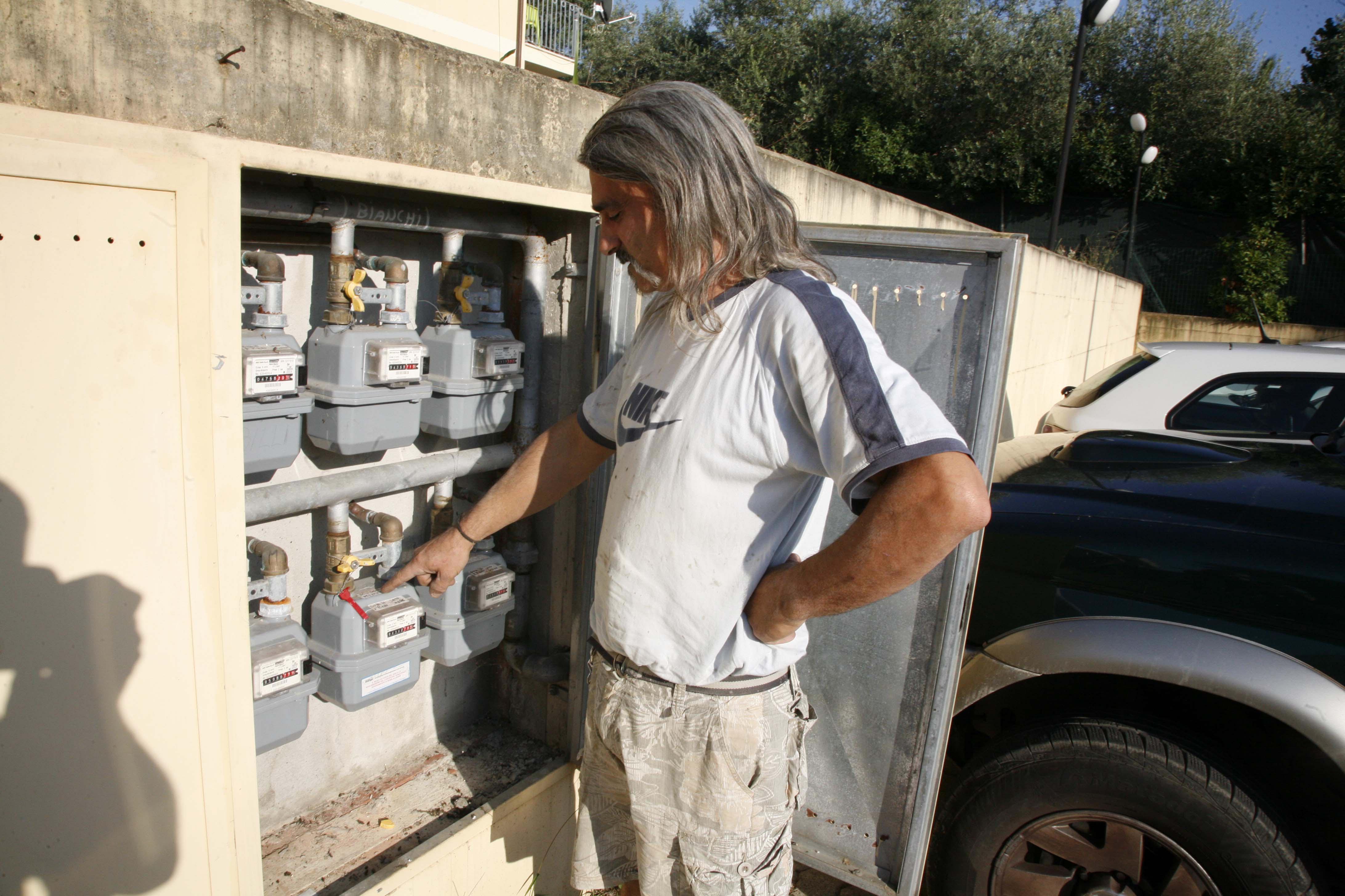 Un contatore del gas con i sigilli (foto d'archivio)