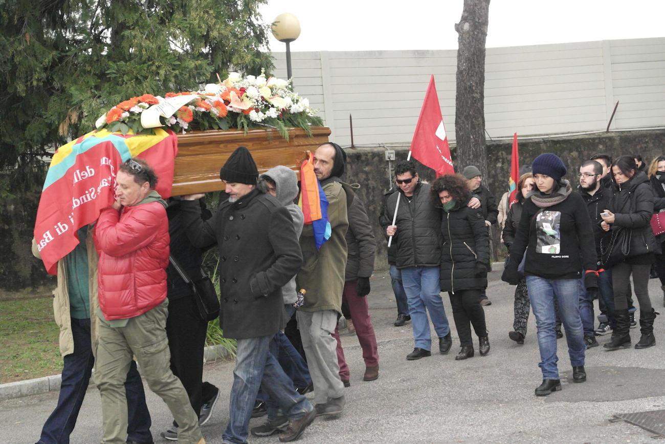Un momento dei funerali di Filippo Dore