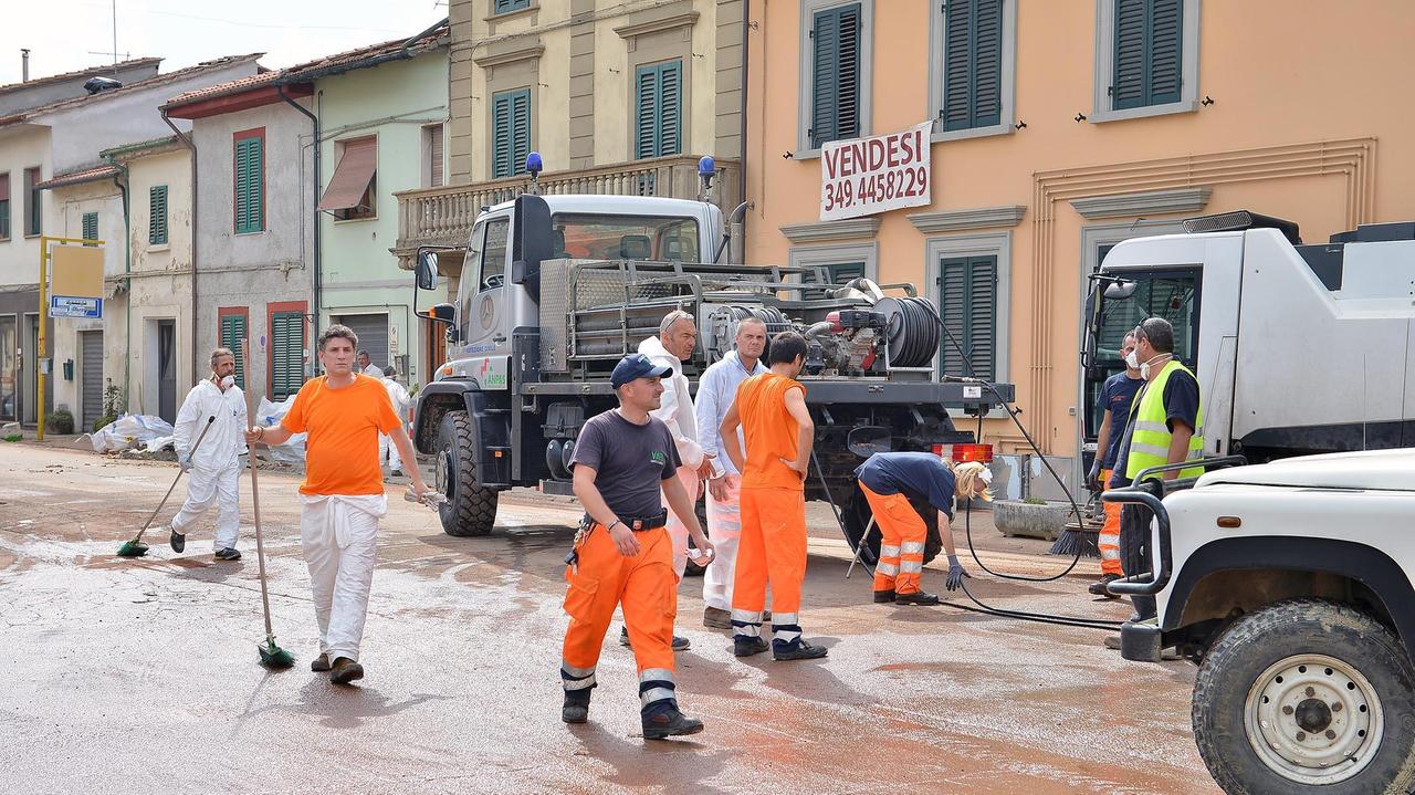 L'intervento della protezione civile dopo il tornado a Stabbia