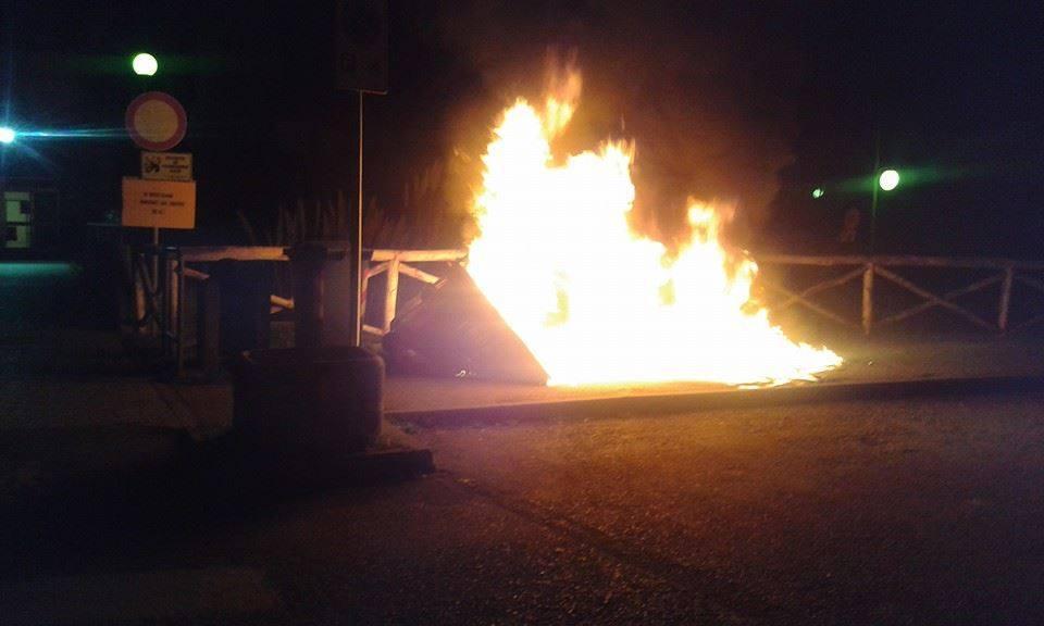 I cassonetti in fiamme a Lamporecchio (dalla pagina Fb di Alessio Torrigiani)