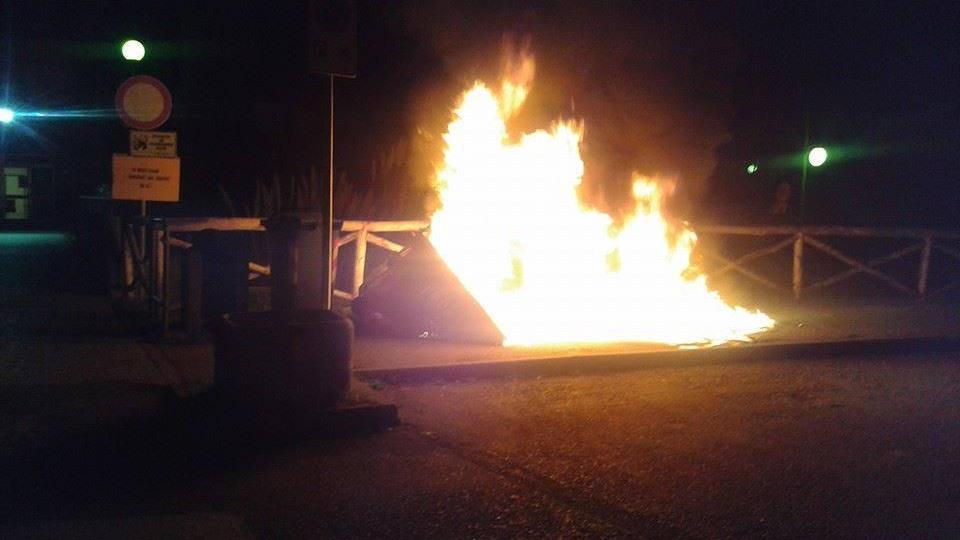 I cassonetti in fiamme a Lamporecchio (dalla pagina Fb di Alessio Torrigiani)