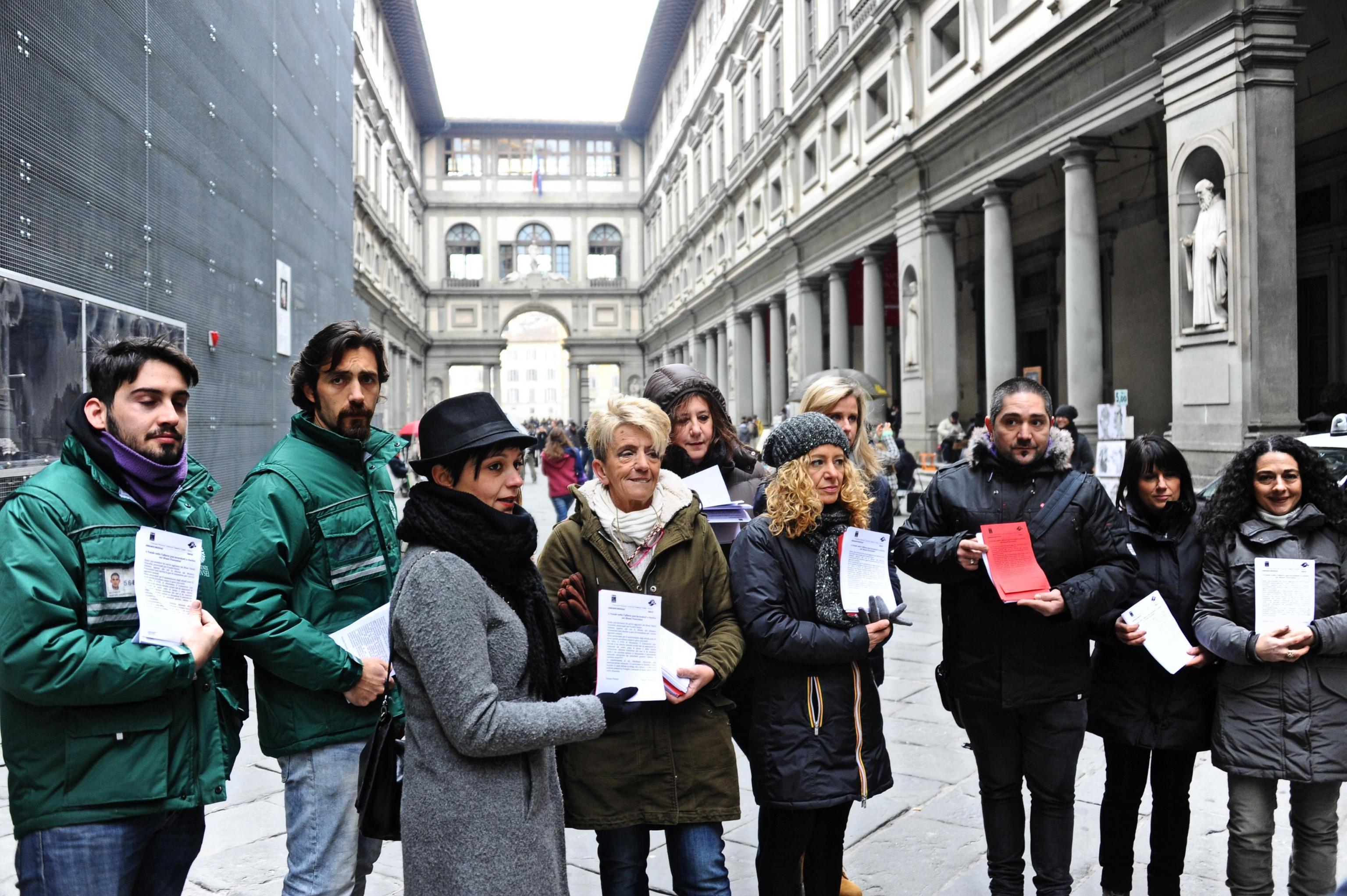 Lavoratori dei musei statali in protesta davanti agli Uffizi