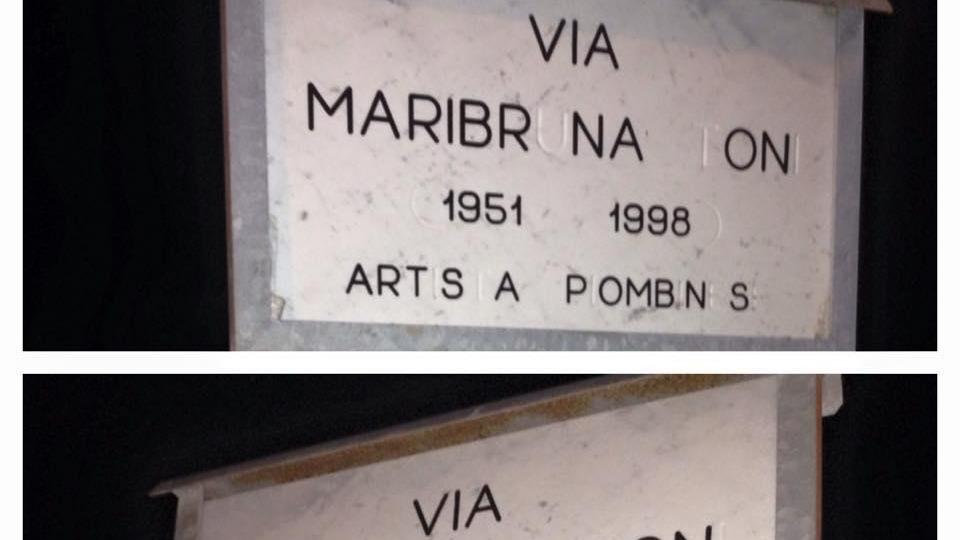 Il cartello che ricorda la poetessa e pittrice Maribruna Toni