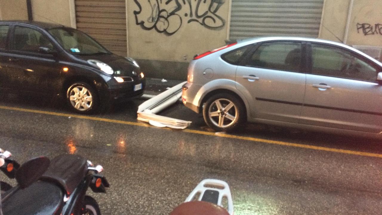 In via Cambini una tenda si è staccata da un negozio, è volata in strada e ha colpito un'auto