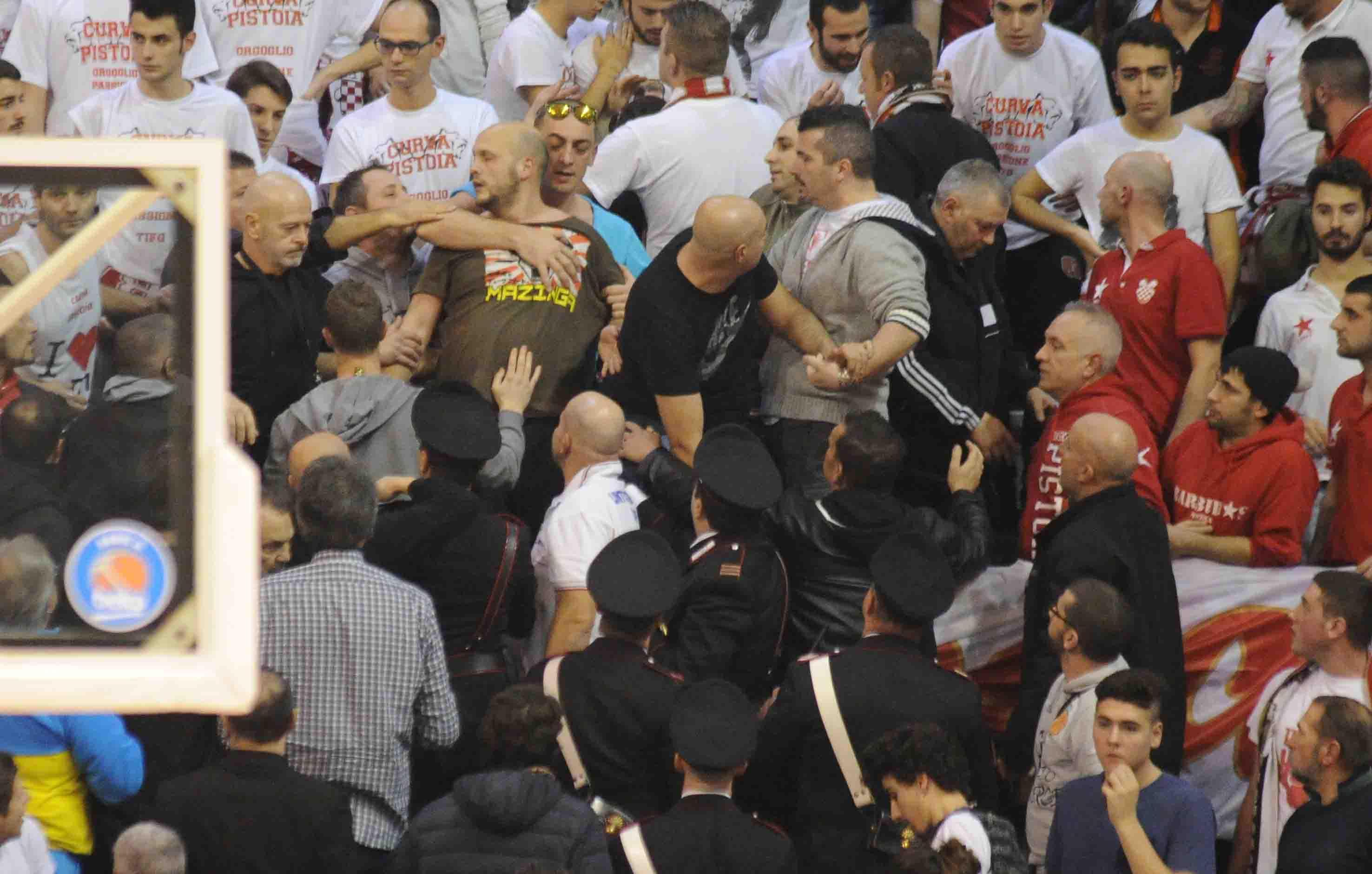L'intervento dei poliziotti della Digos in Curva Pistoia durante la partita con Avellino (foto Gori)