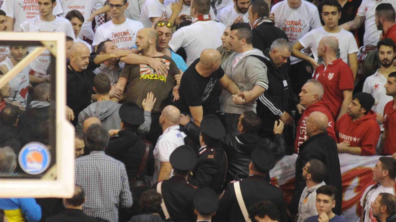 L'intervento dei poliziotti della Digos in Curva Pistoia durante la partita con Avellino (foto Gori)