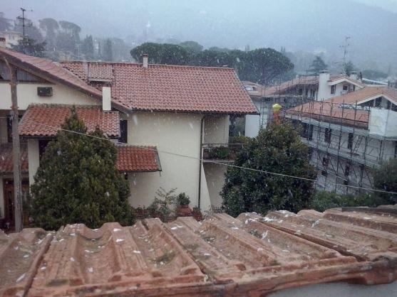 Neve sui tetti in zona stazione alle 13,30 del 27 dicembre