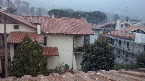 Neve sui tetti in zona stazione alle 13,30 del 27 dicembre