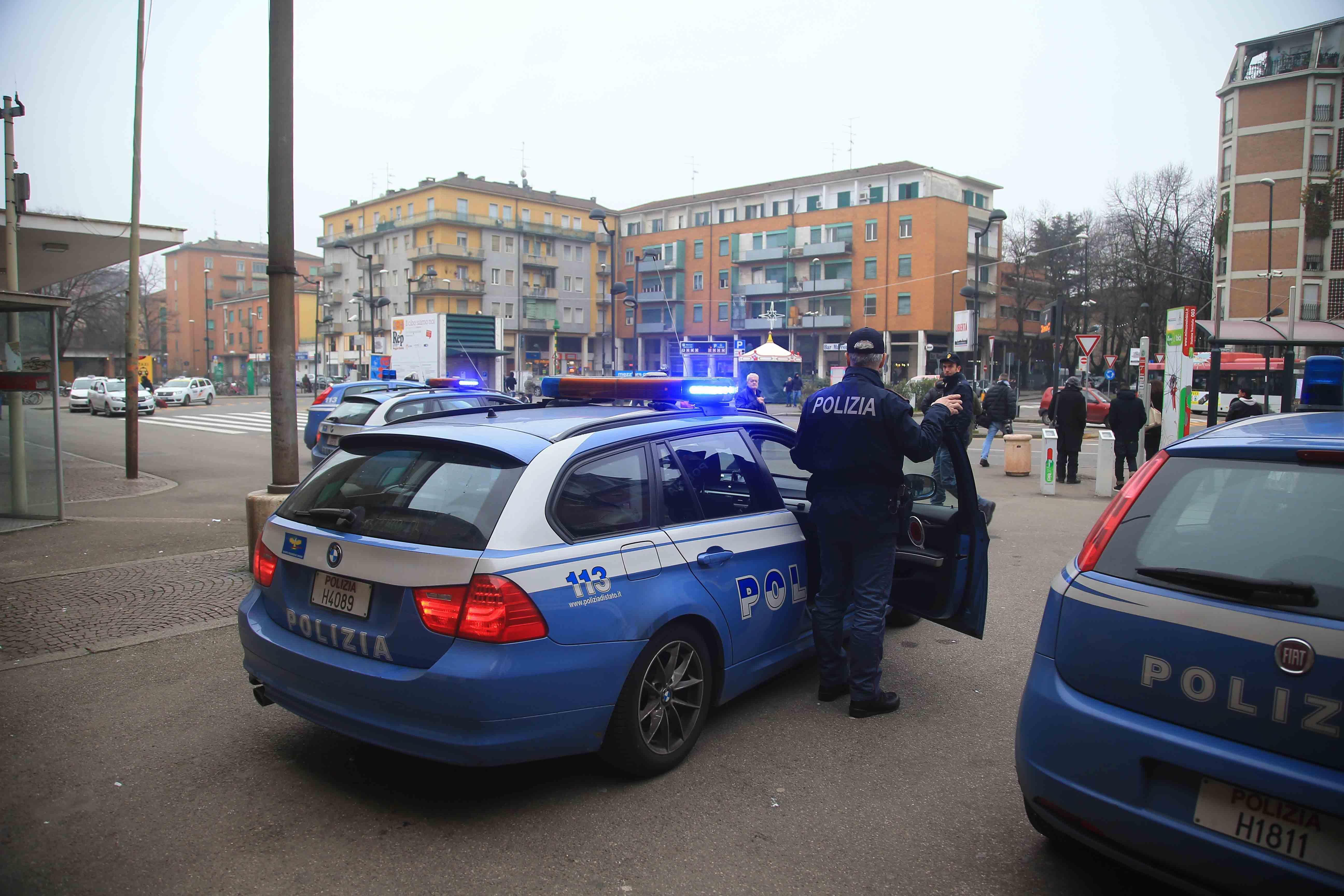 In due alloggi la polizia scopre refurtiva e sette clandestini 