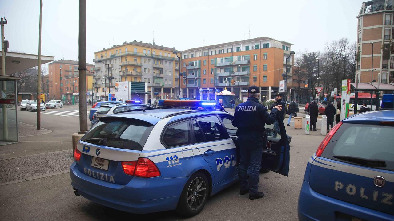 In due alloggi la polizia scopre refurtiva e sette clandestini